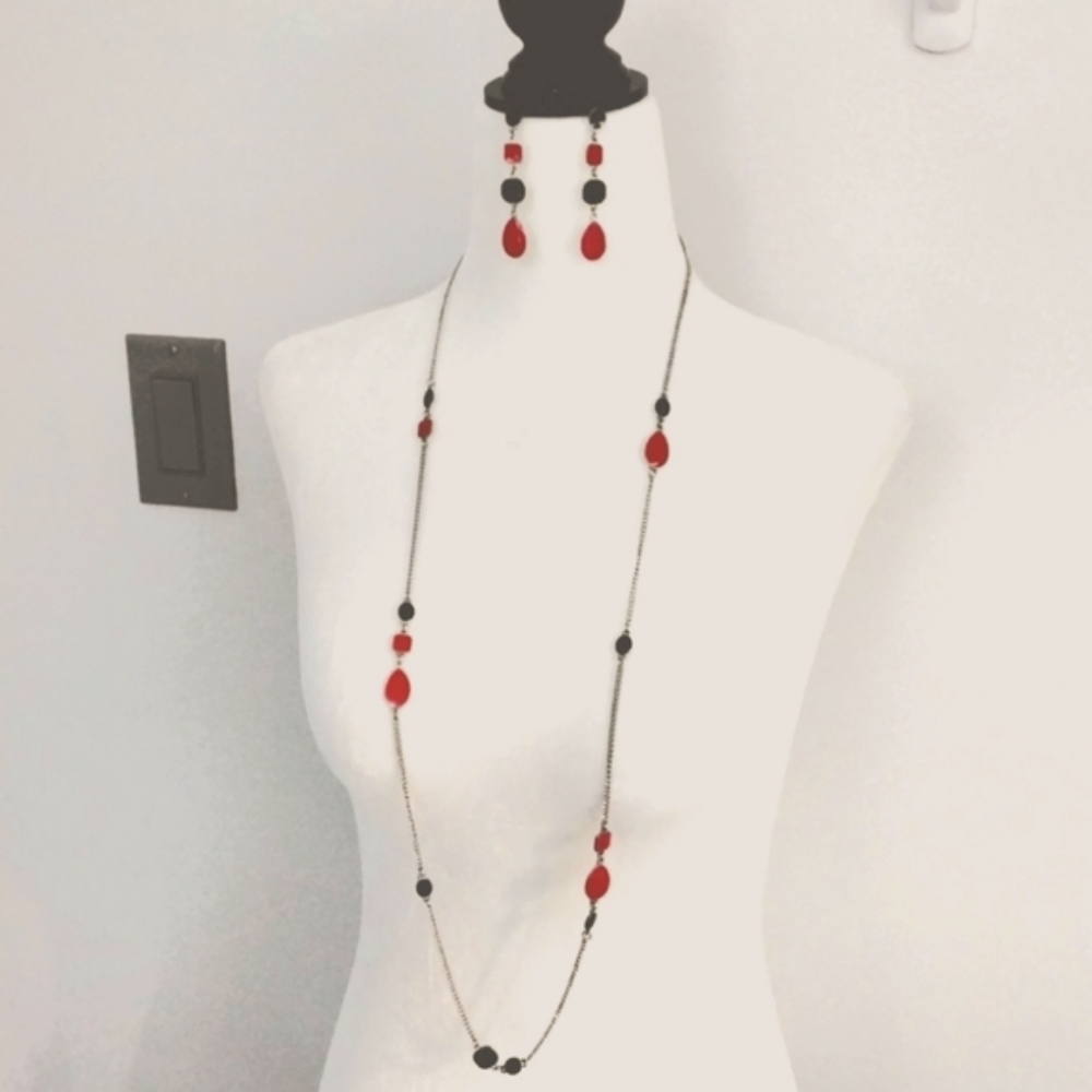 Silvertone necklace/earrings with pink and black accents
